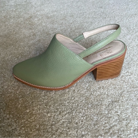 Intentionally Blank Mule Size 39 - Picture 3 of 8